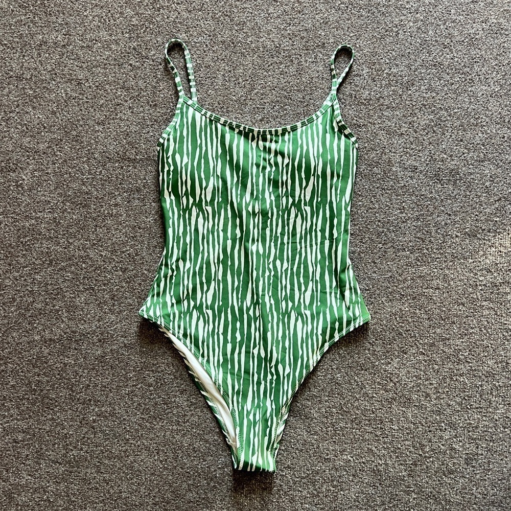 NWT H&M Green Pattern One Piece Swimsuit Women’s Small Scoop Neck Removable Cups